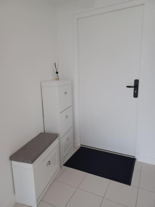 Appartement Plain-pied 80 M2 Dans Maison, Parking Prive Gratuit, Gare Paris Tour Eiffel Et Musees Versailles