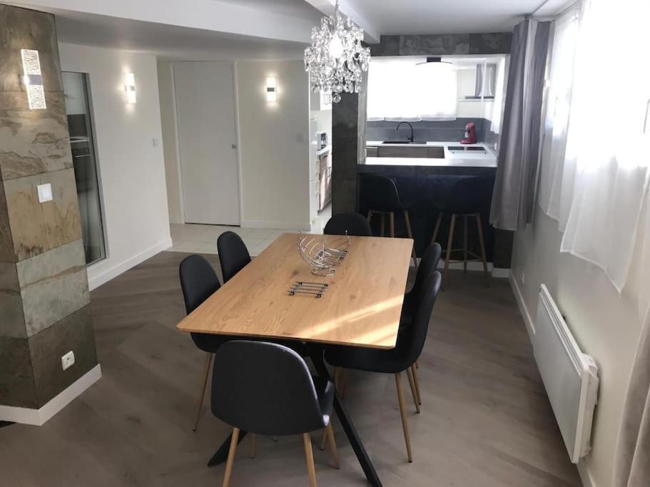 Plain-pied 80 M2 Dans Maison, Parking Prive Gratuit, Gare Paris Tour Eiffel Et Musees Appartement Versailles