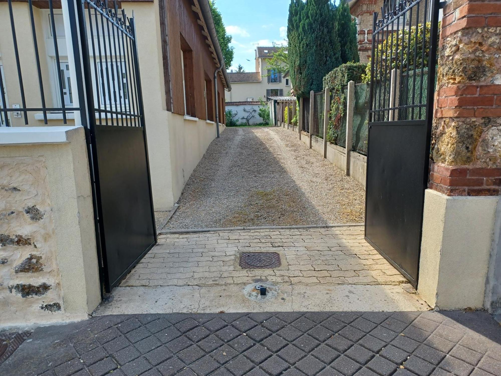 Plain-pied 80 M2 Dans Maison, Parking Prive Gratuit, Gare Paris Tour Eiffel Et Musees Appartement Versailles